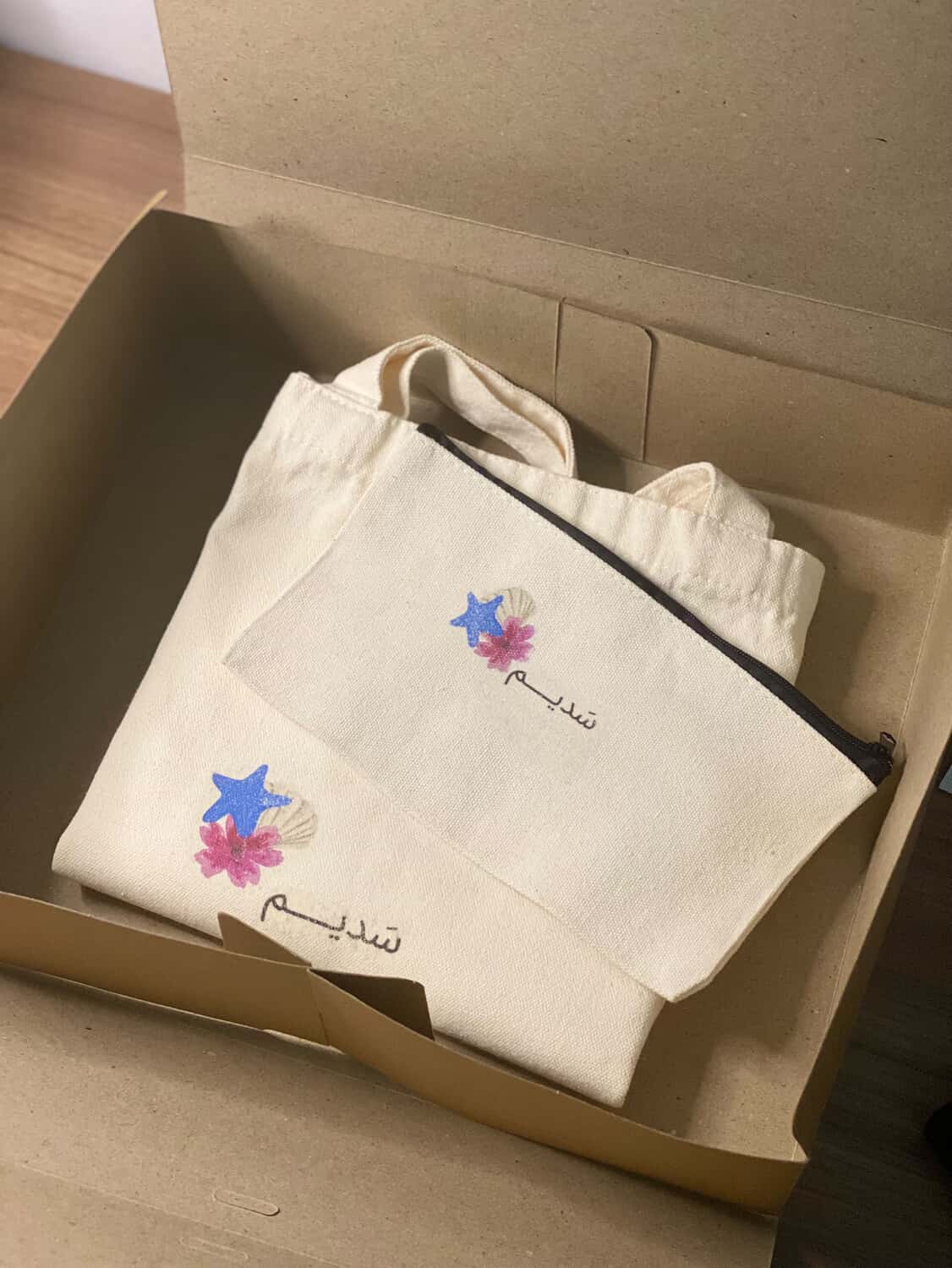 محفظة مع توت باق 