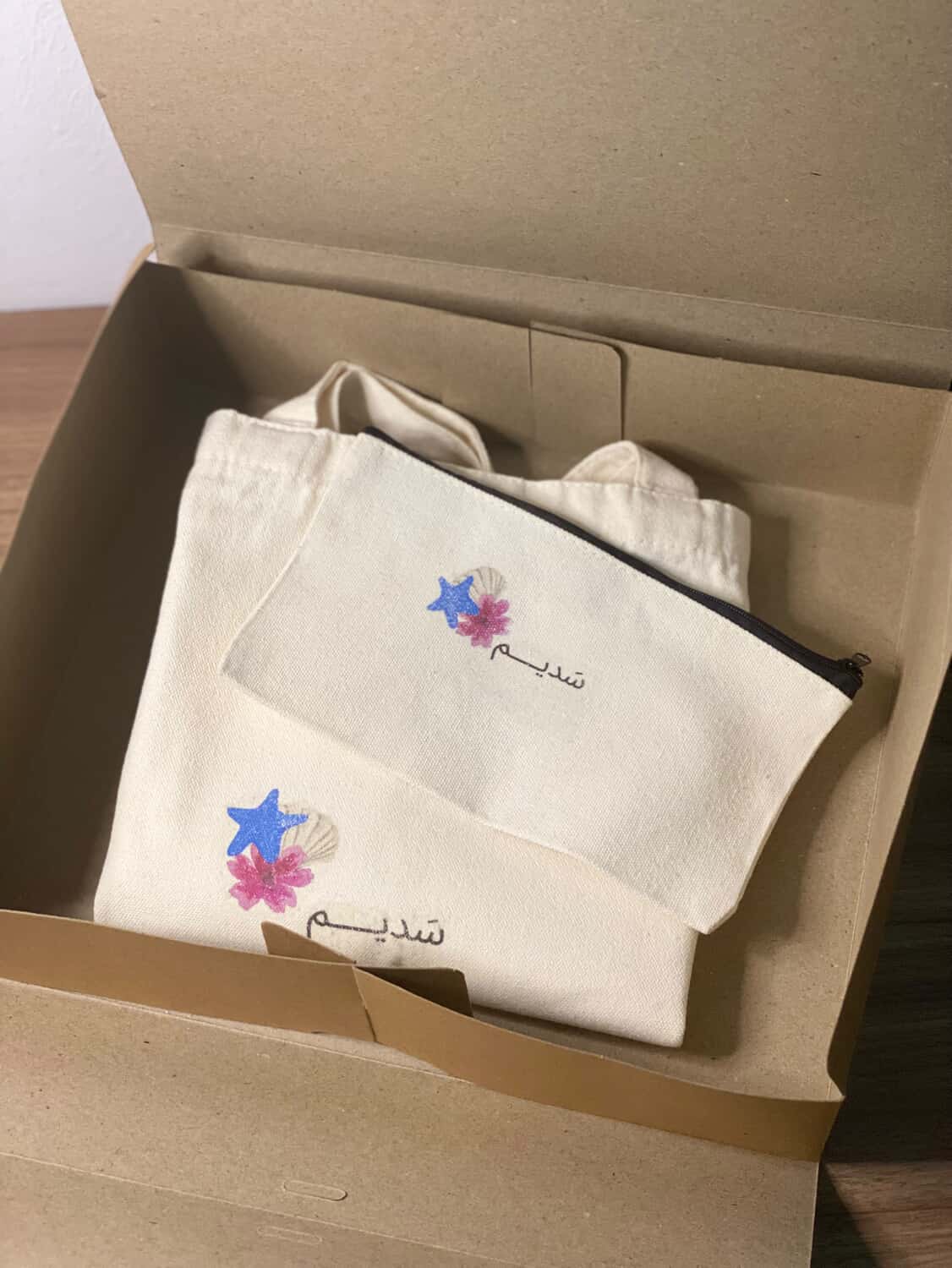 محفظة مع توت باق 