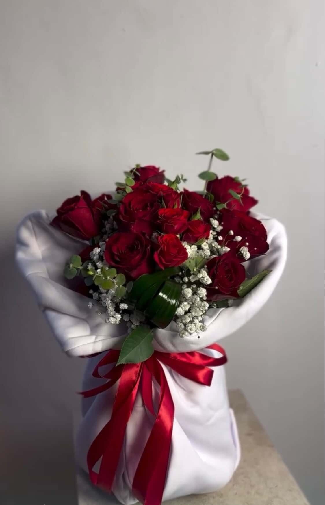 هودي مع باقة ورد