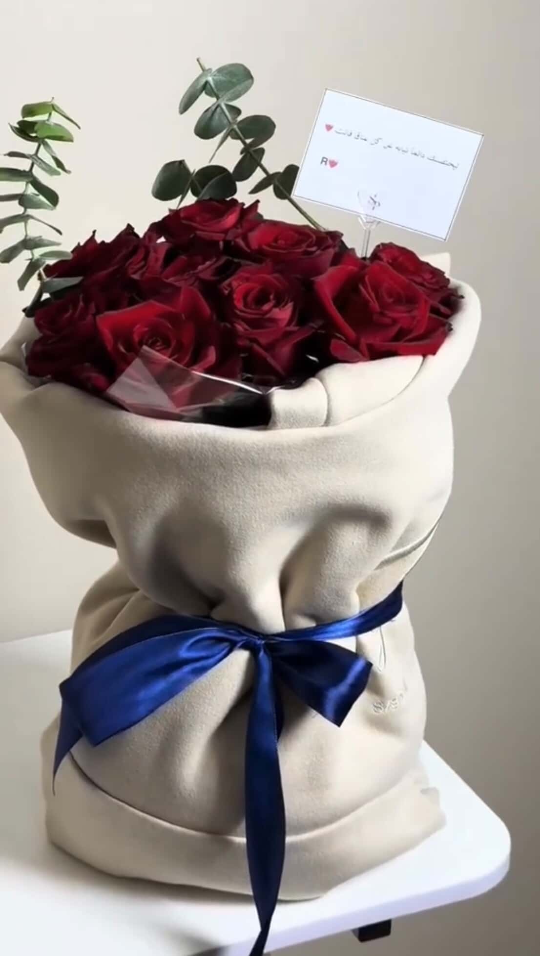 هودي مع باقة ورد