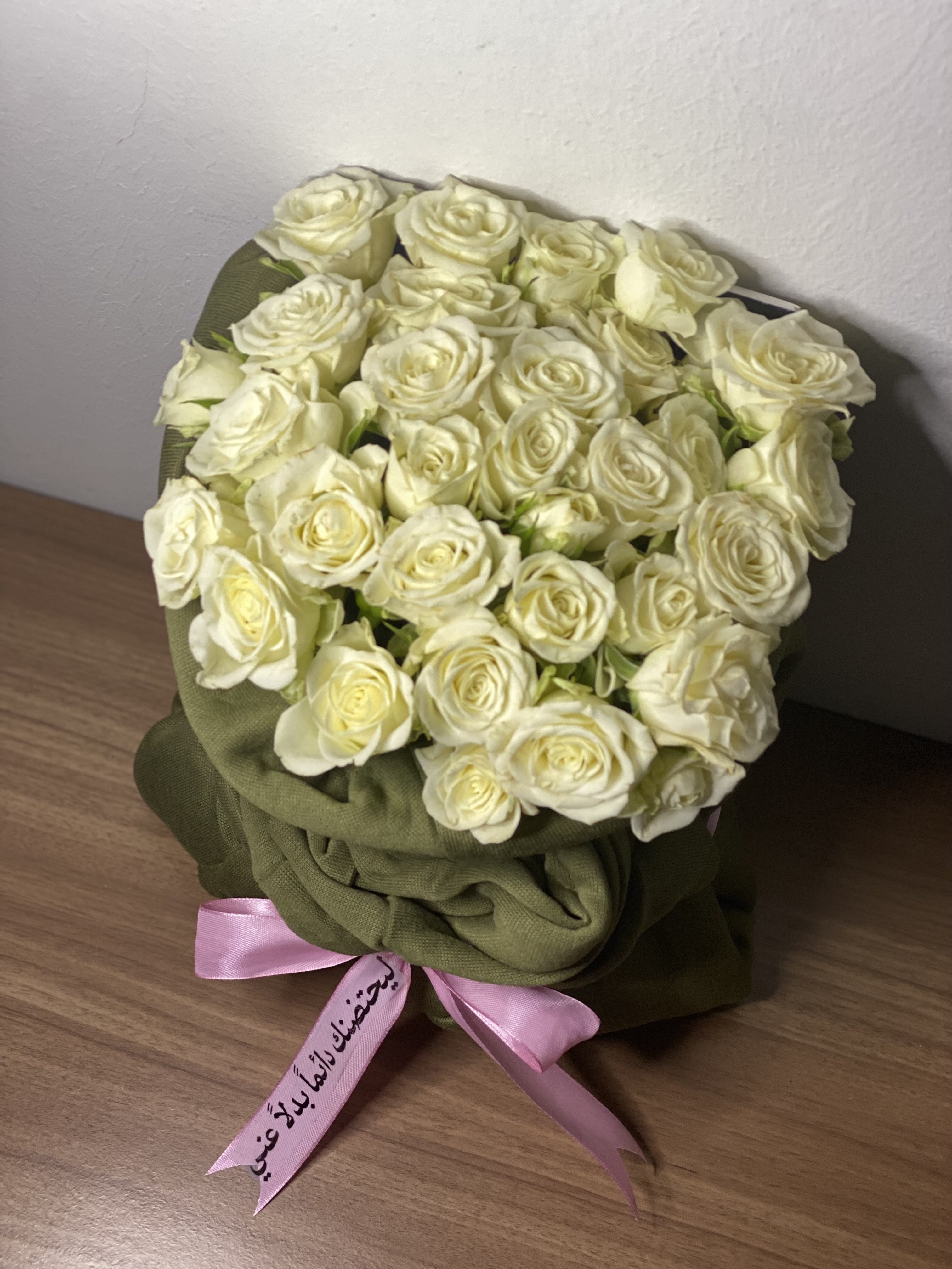 هودي مع باقة ورد